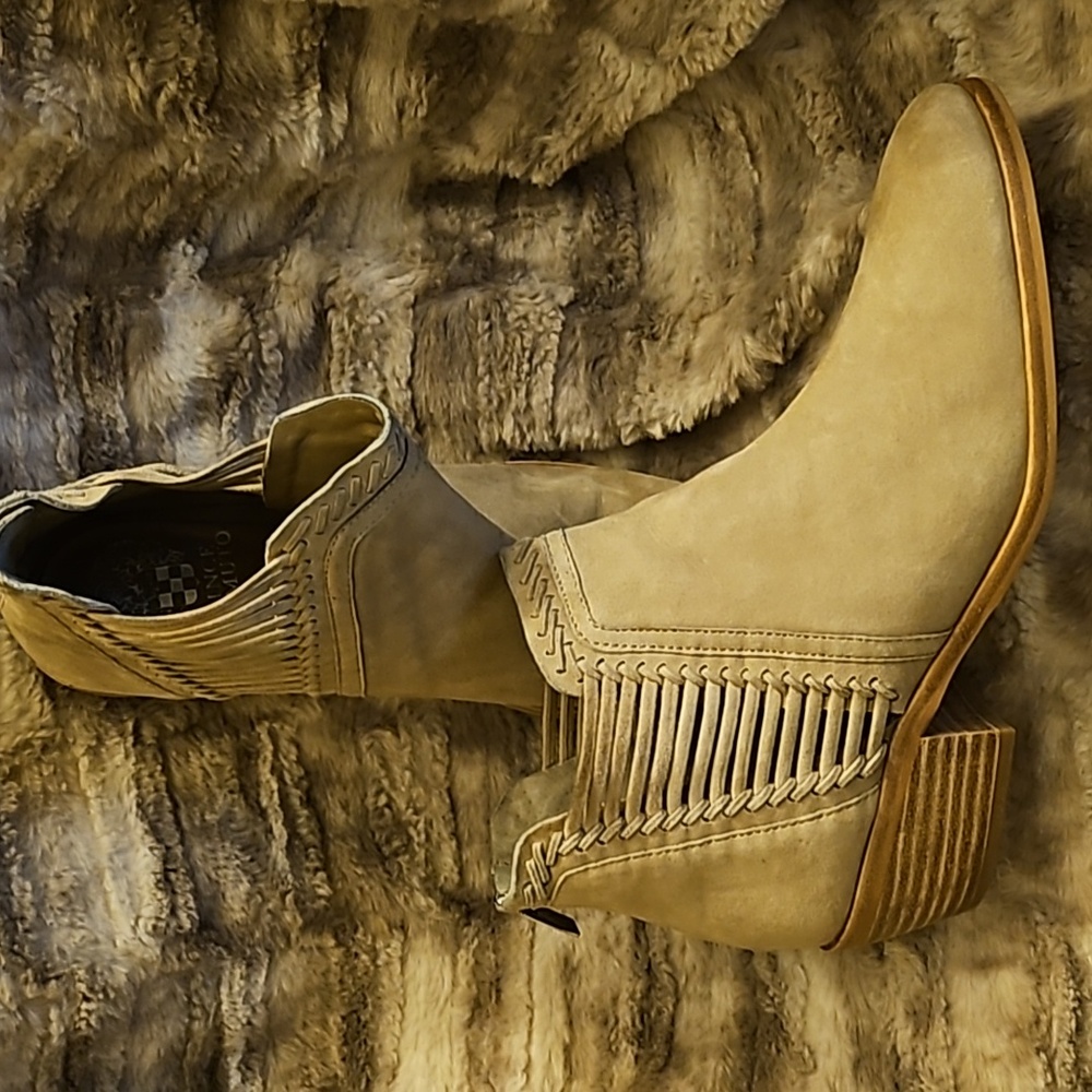Vince Camuto Pippsy Booties 8 1/2 Beige
